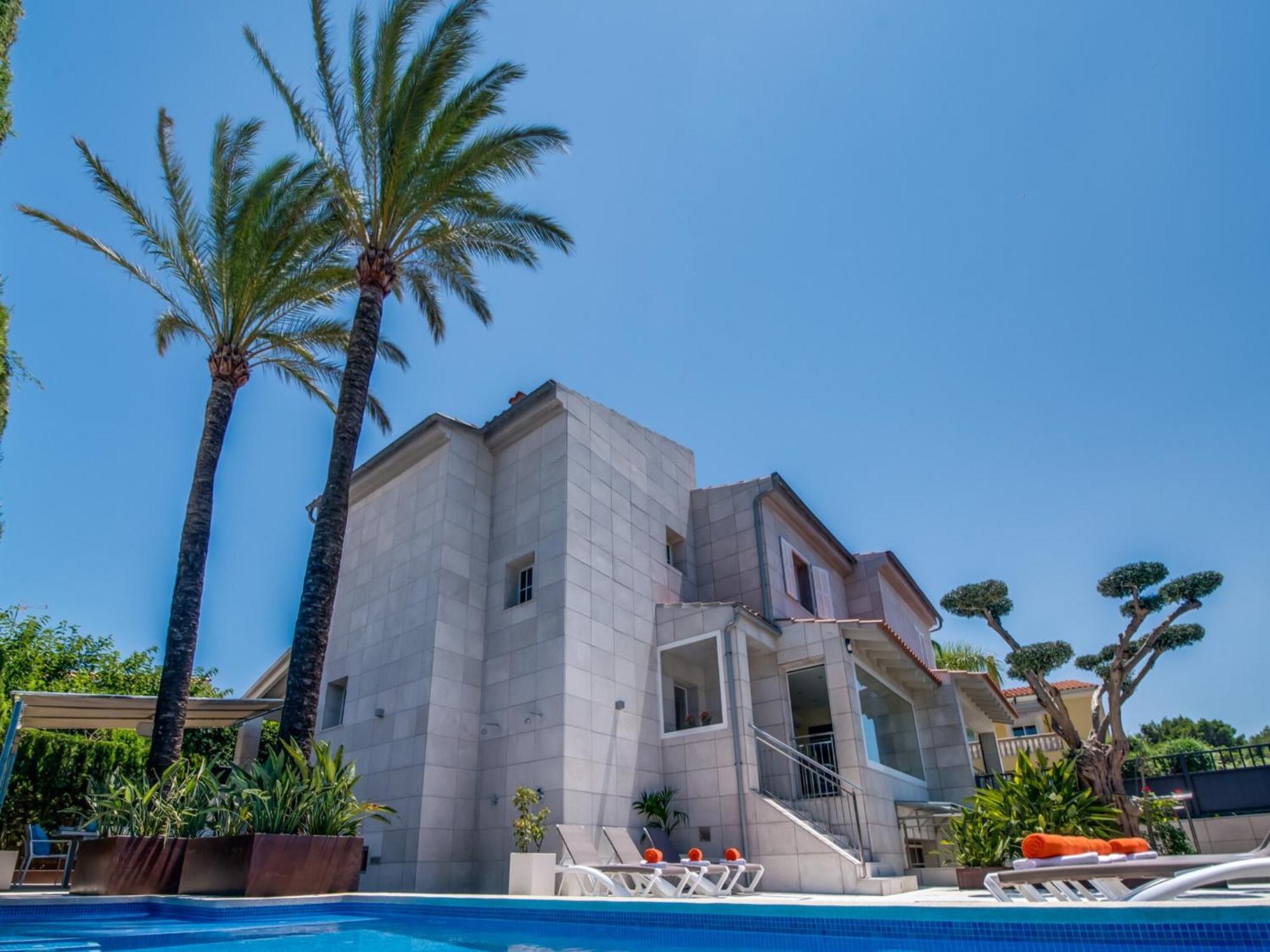 With Private Pool Ferienhaus